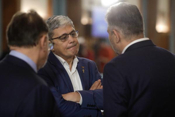 Tensiuni în coaliţie. Abia întors din SUA, Ciolacu l-a ironizat pe Boloş în ședința de Guvern