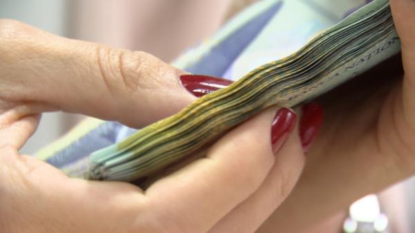 Bugetarii care muncesc peste program vor primi zile libere, nu bani în plus. Cine face excepţie