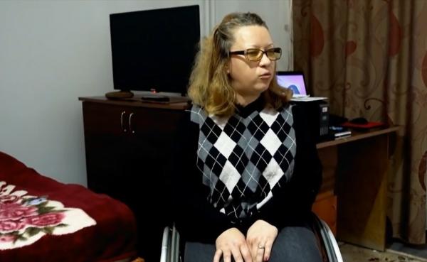 Speranţă, la un buton distanţă. După peste 10 operaţii, Angela speră să scape de umilinţă şi izolare