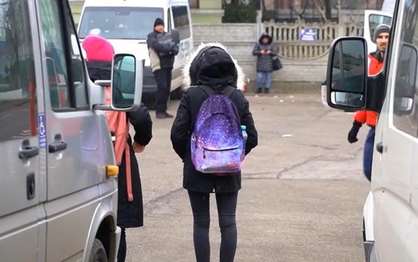 Mii de elevi din Botoşani plătesc transportul până la şcoală cu bani din buzunar. Operatorii spun că autoritățile nu le-au decontat facturile