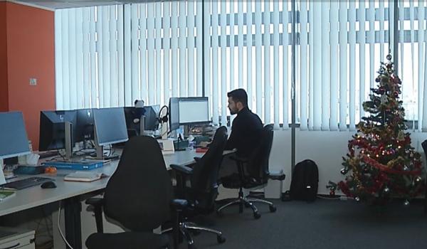 Şapte din 10 companii mari din România își vor recompensa angajaţii cu primă sau cadouri de Crăciun. Bugetarii, săriţi din "schemă"