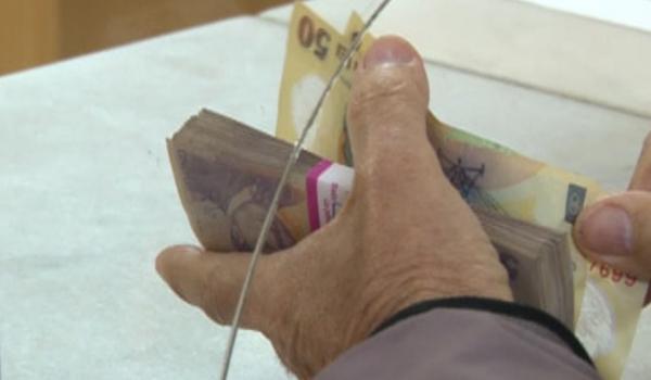Bunicii din România, nevoiți să ia bani de la CAR ca să se bucure de sărbători. În ultima lună, împrumurile făcute de pensionari s-au dublat