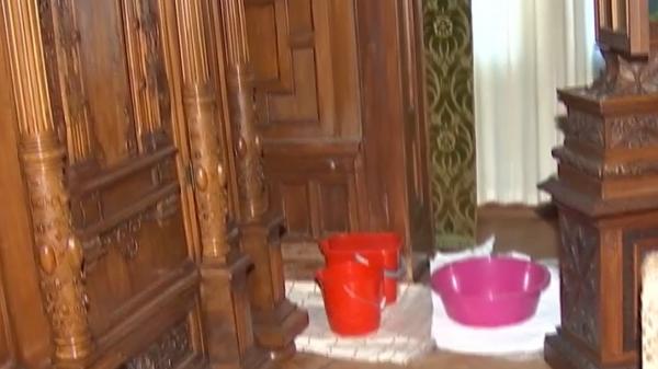 Plouă în Castelul Peleş. Apa a afectat grav acoperișul clădirii și camerele prețioase. Găleţile şi improvizaţiile, la ordinea zilei
