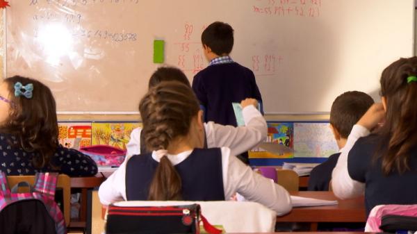 Cât va câştiga un profesor debutant începând de anul viitor. Salariile dascălilor vor creşte cu 20%, dar în etape