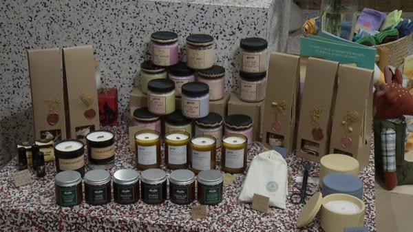 Idei de cadouri de Crăciun: haine din ţesături reciclabile şi cosmetice nestestate pe animale