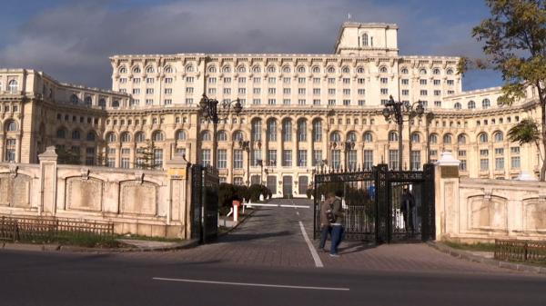 "Atenţie, cade tencuiala!" la Parlament. Casa Poporului va fi izolată cu plase de protecţie
