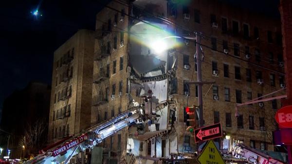 O clădire din New York s-a transformat în moloz, după ce colţul blocului cu şase etaje s-a prăbuşit. Pompierii caută victime sub dărâmături cu drone și câini