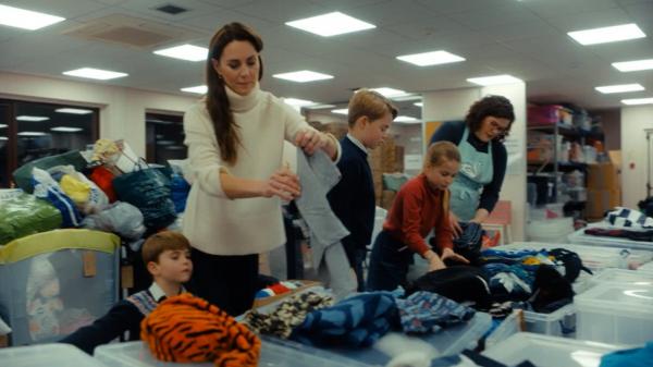 Imagini adorabile cu cei trei copii ai prinţului William. Micul Louis, reacţie înduioşătoare la raftul cu jucării