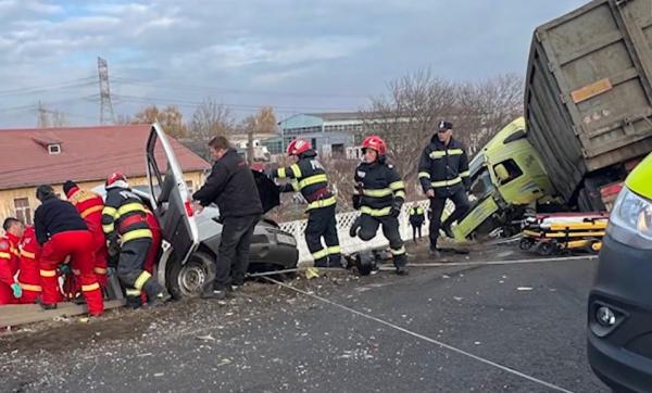 Accident dezastruos între un TIR şi o dubă pe o şosea din Galaţi. Unul dintre şoferi a pierdut controlul volanului şi a ajuns pe contrasens