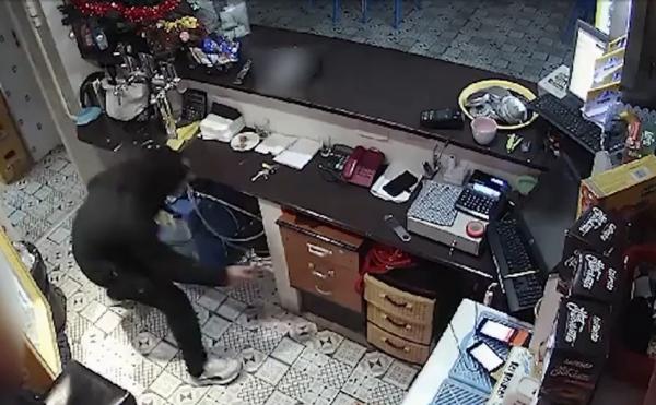 Hoţul din Galaţi care a terorizat oraşul. Momentul în care intră într-un bar fură de sub nasul unei angajate 1.500 de lei. Unde a mers a doua zi