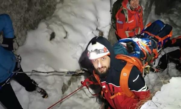 O turistă din Mexic, la un pas de moarte în Piatra Craiului. Femeia, salvată după o operaţiune de 16 ore: tânăra suferise mai multe fracturi