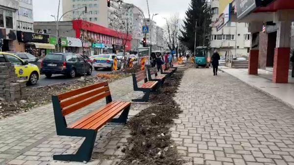 Bănci montate cu spatele la şosea în staţia de autobuz, pe strada principală din Bacău. Cum explică autorităţile alegerea neobişnuită