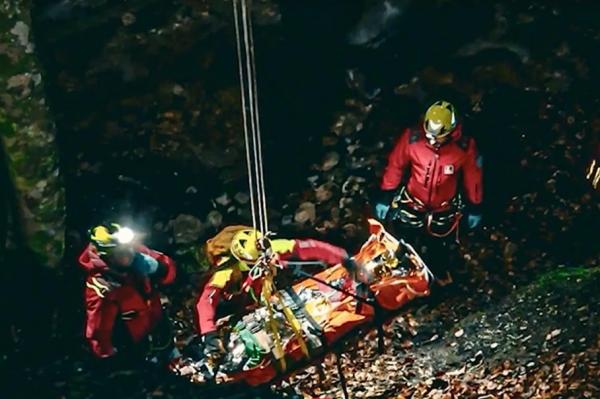 Misiune impresionantă de salvare a salvamontiştilor din Braşov, în timpul unui exerciţiu. Au fost folosite materiale tehnice de ultimă generaţie