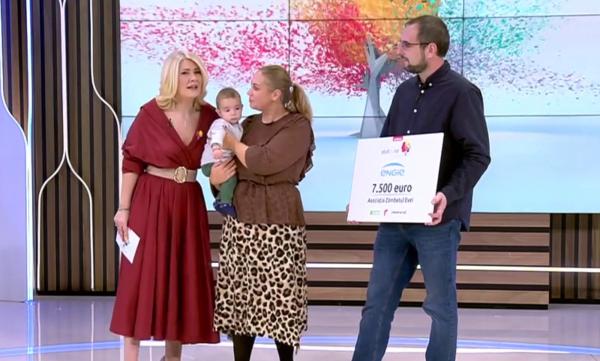 Donaţie de 7.500 de euro pentru ca Zâmbetul Evei să meargă mai departe. Visul părinţilor ei dă bucuria mai departe