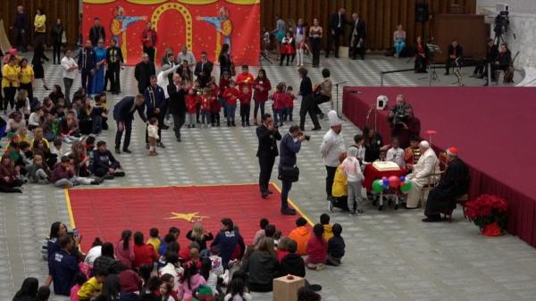 Papa Francisc a împlinit 87 de ani. Suveranul pontif şi-a sărbătorit ziua alături de 200 de familii nevoiaşe