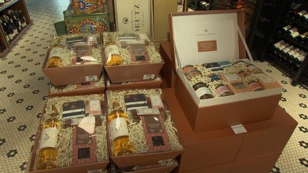 Coşuri-cadou de Crăciun, cu vinuri premium, brânzeturi gourmet şi delicii fine. Cele extravagante ajung să coste şi 10.000 de lei