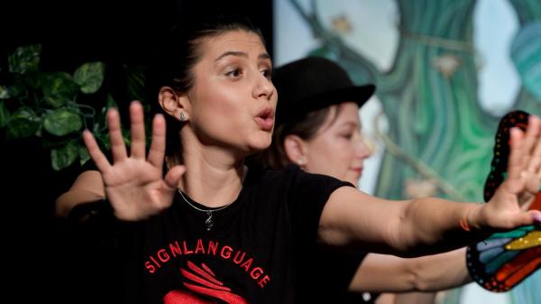 Lavinia, singura din România care "traduce" muzica pe înţelesul celor care nu aud sau nu văd: "Aşa arată normalitatea. Cu toţii, în aceeaşi sală"