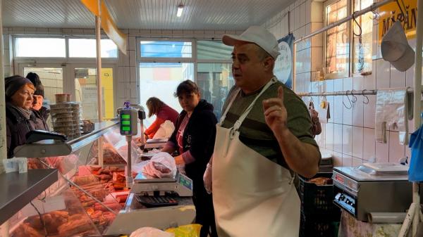 Românii au început să colinde măcelăriile și piețele după produse tradiționale. De la cât pornește prețul unui coș de Crăciun