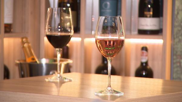 Ce vin trebuie să consumăm în funcție de ce mâncăm de Crăciun. Cea mai excentrică alegere este slănina în combinaţie cu prosecco