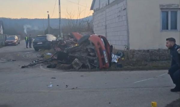 Doi soţi au murit pe loc, într-o maşină zdrobită la ieşirea din Caransebeş. De vină pentru tragedie ar fi un șofer de 19 ani