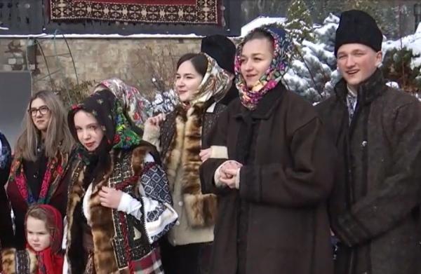 Tradiţii şi obiceiuri de Crăciun în Bucovina. Colindătorii au pornit deja pe uliţele satelor să vestească Nașterea Domnului