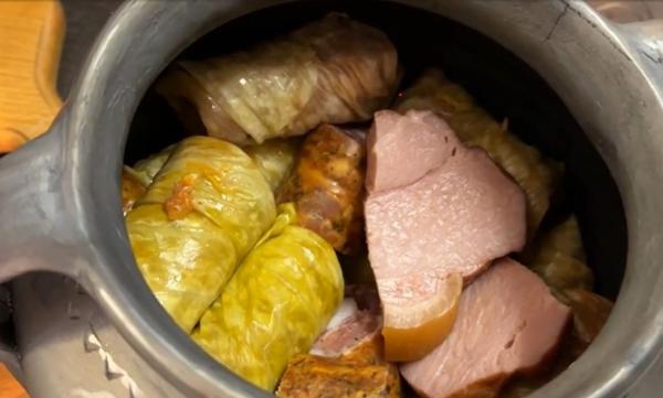 Cât costă o oală de lut cu 40 de sarmale, pentru masa de Crăciun. Românii care nu vor să se chinuie cu gătitul le pot comanda