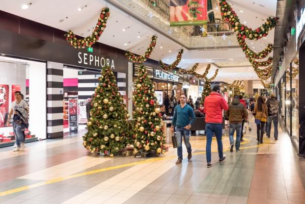 Studiu: Românii cumpără cadouri pe ultima sută de metri. Din lipsă de inspiraţie, peste jumătate aleg să ofere dulciuri