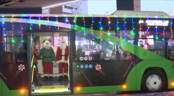Moş Crăciun, la plimbare cu autobuzul prin Braşov. Decorul mirific i-a cucerit pe cei mici: "Cântă colinde, se joacă în maşină. E o atmosferă de vis"