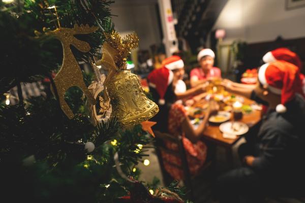 Tradiţii şi superstiţii în prima zi de Crăciun. Cum trebuie să arate prima persoană care intră în casă şi ce este interzis astăzi