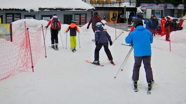 Vântul puternic a spulberat visele turiştilor veniţi la munte. Mai multe pârtii au fost închise: "Nu pot face tot ce mi-am propus astăzi"