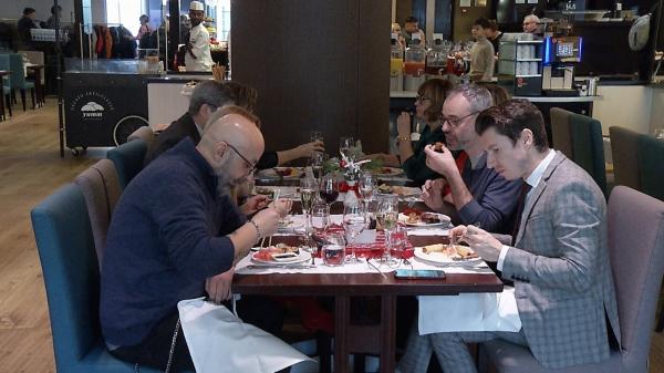 Românii care au dat sarmalele pe caviar şi sushi. Cât costă un meniu premium de Crăciun la un hotel de lux din Capitală