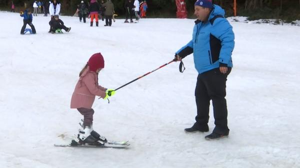 Cât scot din buzunar turiştii care vor să înveţe să schieze în Poiana Braşov. Pârtiile pentru începători au fost pline