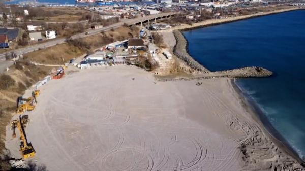 ANIMAŢIE. Plajă nouă de 80 de metri lăţime şi 800 de metri lungime pe litoral. E aproape de restaurante şi e protejată de curenţi şi valuri mari