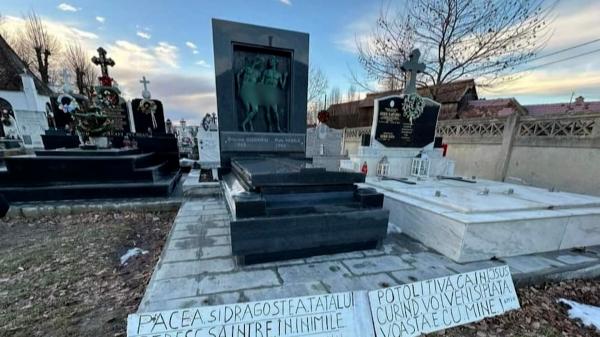 Un monument funerar cu doi bărbaţi dezbrăcaţi a fost ridicat în cimitirul Râşnov. Sculptura se află lângă mormântul unor preoţi
