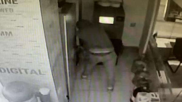 Imagini cu tentativa de jaf de la banca Libra din București. Un tânăr a încercat să spargă bancomatul cu ciocanul