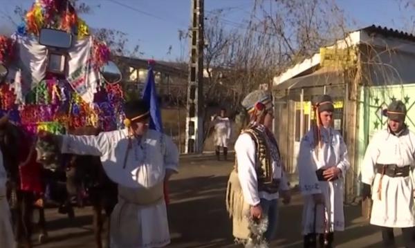 Românii care au reînviat tradiţia Pluguşorului, în Galaţi. Le amintesc localnicilor de copilărie şi un timp pe care-l credeau pierdut