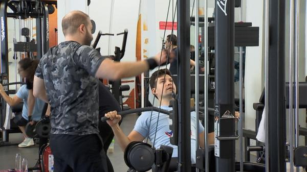 Cât se scumpesc abonamentele la sală din 2024. TVA majorat la 19% pentru sălile de fitness