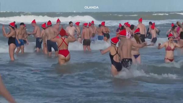 Zeci de mii de europeni au început noul an cu o baie rece în apele oceanelor: "O experienţă nemaipomenită"