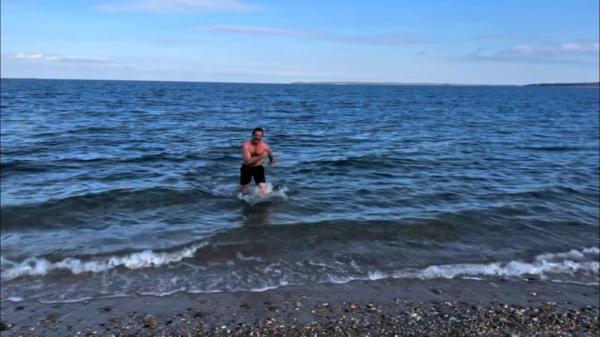 Hugh Jackman, Wolverwine din Deadpool, urare de "La mulţi ani" din valurile oceanului