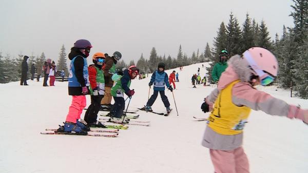 Aglomeraţie mai mare ca de sărbători pe pârtiile de la Rânca. Turiştii dornici de adrenalină au ales plimbările cu ATV-ul pe zăpadă