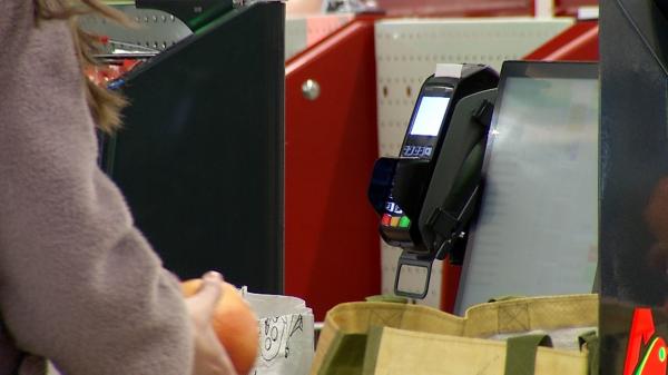 Un expert în securitate dezvăluie cum fură clienţii la casele self scan: băutură pusă în cutie de biscuiţi