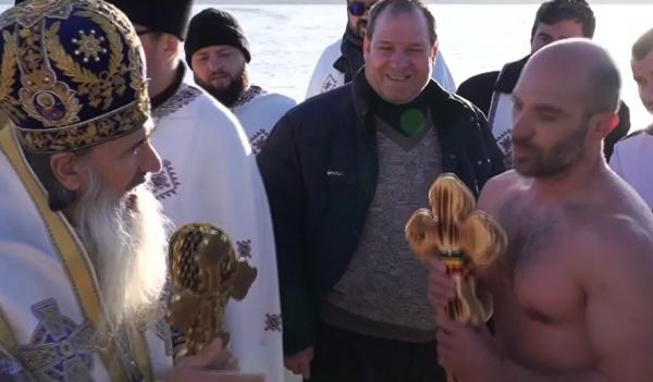 S-a lăsat cu scandal după ce un instructor de înot a adus la mal toate cele 3 cruci aruncate în mare, de Bobotează