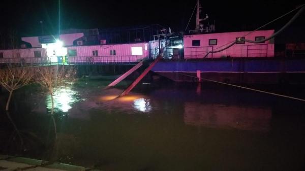 Un tânăr de 18 ani, fără permis, a plonjat cu maşina în Dunăre. Imagini dramatice filmate în zona falezei din Brăila