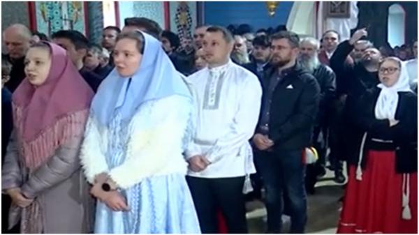 Crăciunul pe rit vechi în Tulcea începe la biserică. Ce simbolizează culorile de pe portul tradiţional: "E o ţinută specială"