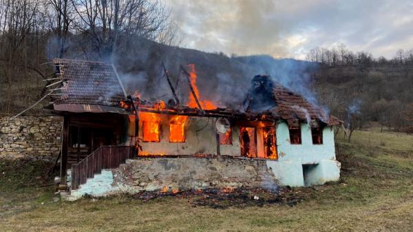 Casă făcută scrum în comuna Balşa din Hunedoara. Proprietarului i s-a făcut rău când şi-a văzut distrusă agoniseala de-o viaţă