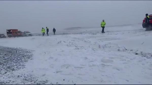 Microbuz cu 17 pasageri, răsturnat de vânt la Berheci, în Galați. Planul roşu de intervenţie, activat