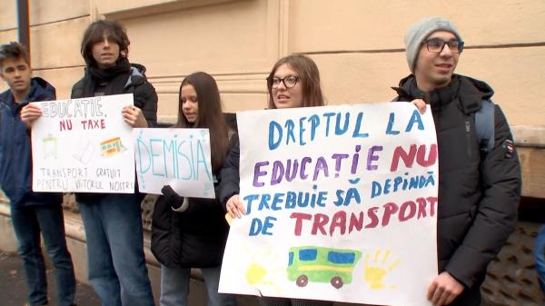 Mii de elevi lipsesc pentru că nu mai sunt bani pentru naveta de zeci de kilometri. Guvernul îi poate ajuta doar din februarie
