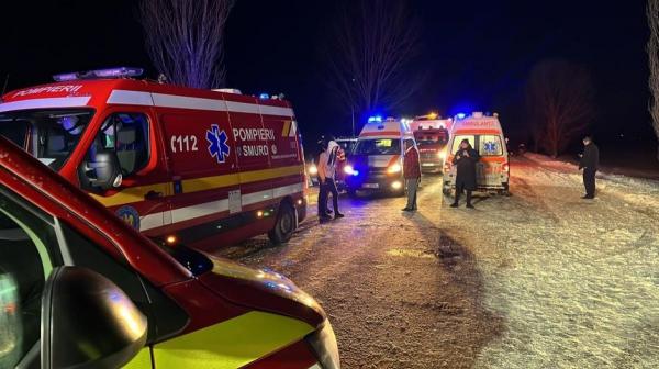 Doi copii, unul de 1 an, celălalt de 3 ani, morţi într-un accident în Bacău. Maşina în care se aflau opt persoane ar fi derapat: avea cauciucuri de vară