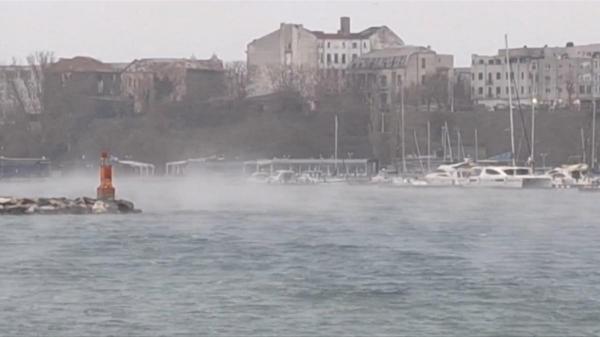 Porturile de la Marea Neagră, închise. Nu ninsoarea, ci vântul puternic creează probleme în Constanța