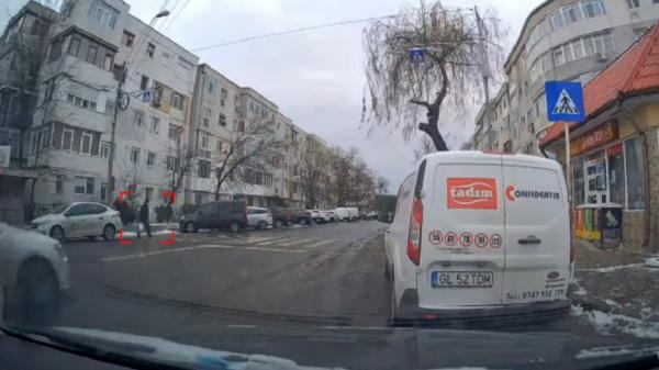La un pas de tragedie, după o depăşire periculoasă. Momentul în care un bărbat este evitat la milimetru de un vitezoman pe o trecere, în Galaţi